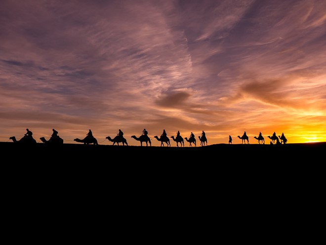 Sa mạc Sahara, Morocco: Du khách nghỉ đêm dưới bầu trời sao tại sa mạc Sahara, rồi thức dậy thật sớm để cưỡi lạc đà ngắm những đụn cát từ từ chuyển màu dưới ánh mặt trời mọc.