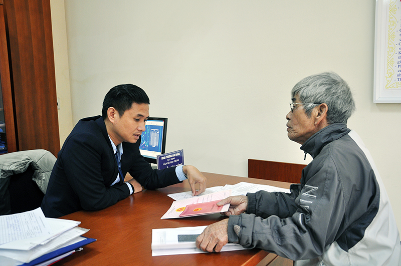 Cán bộ Bộ phận tiếp nhận và trả kết quả hiện đại phường Cao Thắng hướng dẫn công dân hoàn thiện hồ sơ trong giải quyết thủ tục hành chính.