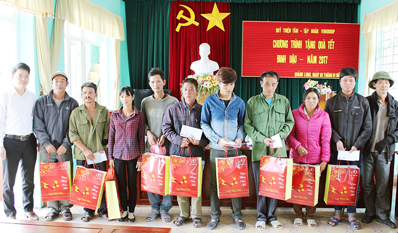 Quỹ Thiện tâm (Tập đoàn VinGroup) trao quà tết cho các hộ nghèo trên địa bàn huyện Hải Hà. Ảnh: Ánh Hồng (CTV)