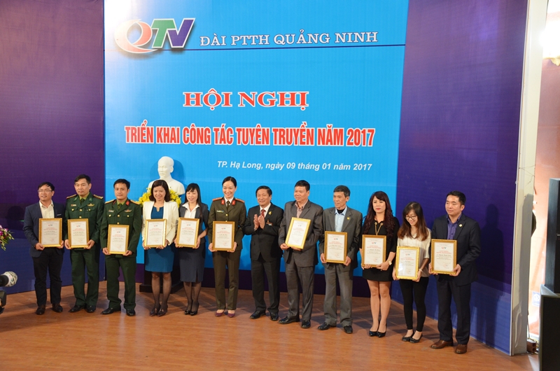 nhiều tập thể và cá nhân được nhận giấy khen của Đài PTTH Quảng Ninh vì có thành tích xuất sắc trong công tác phối hợp tuyên truyền năm 2016.