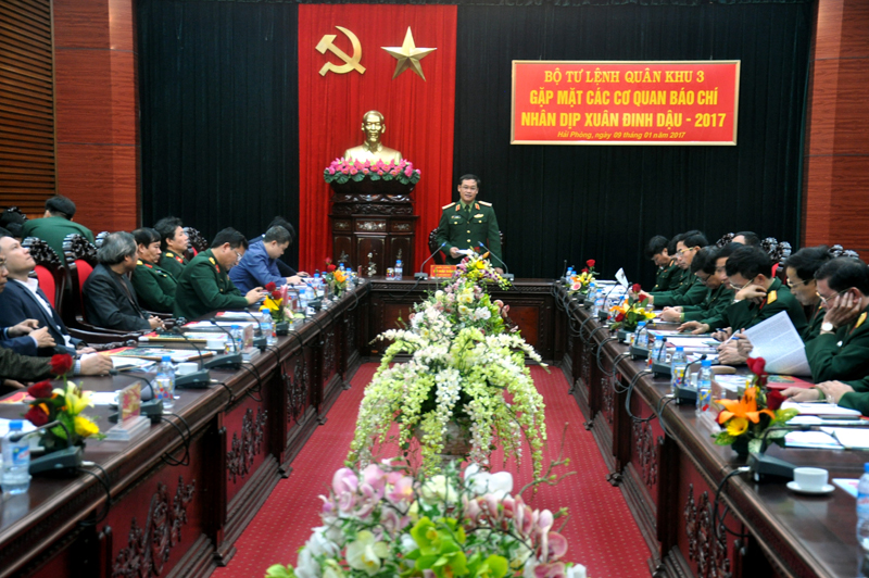 Thiếu tướng Vũ Hải Sản, Ủy viên Trung ương Đảng, Tư lệnh Quân khu 3 phát biểu tại buổi gặp mặt