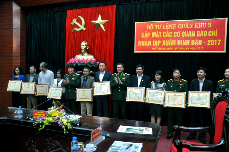 Quang Minh Các đồng chí lãnh đạo Đảng ủy, Bộ Tư lệnh Quân khu trao Bằng khen cho những tập thể, các nhân có thành tích xuất sắc trong công tác tuyên truyền về hoạt động của LLVT Quân khu năm 2016