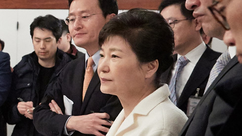 Tổng thống Park Geun-hye phải đối mặt với bê bối chính trị vì đã để người bạn thân là Choi Sun Sil can thiệp vào công việc nội bộ của chính phủ và trục lợi cá nhân. Ảnh: Reuters
