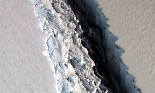 Tảng băng khổng lồ có diện tích 5.000 km2 sắp tách khỏi thềm băng Nam Cực. Ảnh: Guardian.