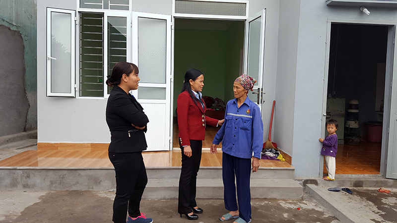 Cán bộ Hội LHPN phường Hà Phong thăm hỏi gia đình chị Đặng Thị Nhung, khu 3, phường Hà Phong(TP Hạ Long).