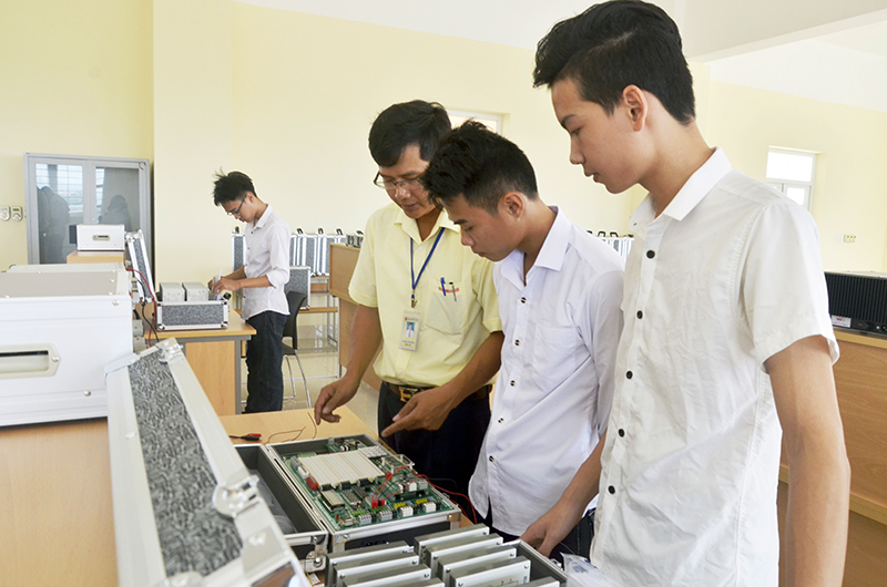 Một giờ thực hành của sinh viên Khoa Điện - Điện tử, Trường CĐ Nghề Việt - Hàn Quảng Ninh.