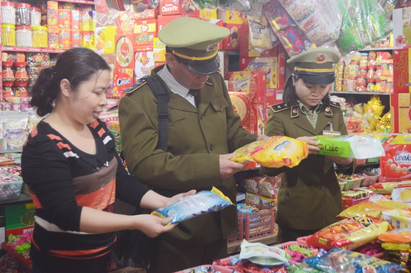 Kiểm tra nhãn mác, hạn sử dụng... bánh kẹo tại ki ốt số 426-427, chợ Trung tâm Uông Bí, mặt hàng có sức tiêu thụ mạnh trong những tháng cuối năm.