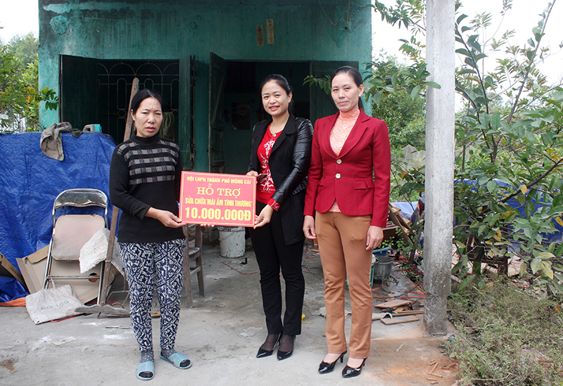 Hội LHPN TP Móng Cái trao tiền hỗ trợ sửa mái ấm tình thương cho hội viên nghèo Bùi Thị Xuân (xã Hải Tiến).
