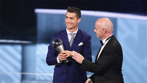  Đích thân Chủ tịch FIFA, Gianni Infantino xướng tên và trao giải cho Ronaldo. Ảnh: FIFA