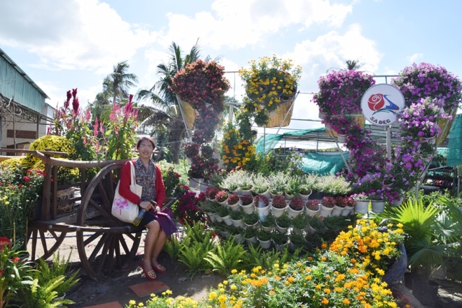 Khu vực cổng hoa được sắp xếp công phu. Chị Lục Nhi, một du khách từ Ninh Bình vào Sa Đéc tham quan, rất ấn tượng với bạt ngàn loại hoa khoe sắc.