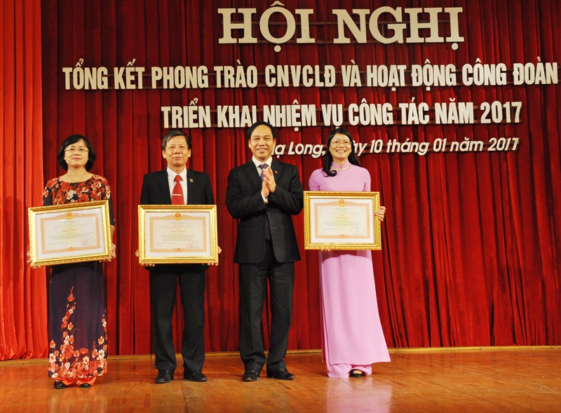 Đồng chí Đặng Huy Hậu, Phó Chủ tịch Thường trực UBND tỉnh trao tặng bằng khen của Thủ tướng Chính phủ cho các cá nhân có thành tích xuất sắc.