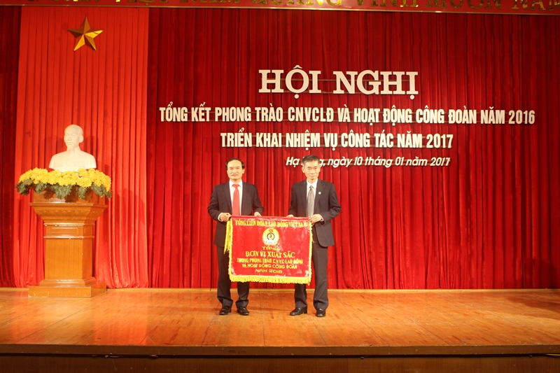 Đồng chí Trần Văn Thuật (bên phải), Trưởng Ban Tổ chức, Tổng LĐLĐ Viêt Nam trao tặng cờ khi đua xuất sắc của Tổng LĐLĐ Viêt Nam cho LĐLĐ tỉnh.