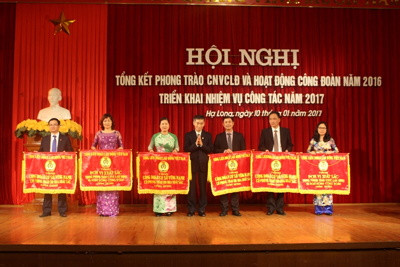 Các tập thể được tặng cờ thi đua toàn diện của Tổng LĐLĐ Việt Nam.