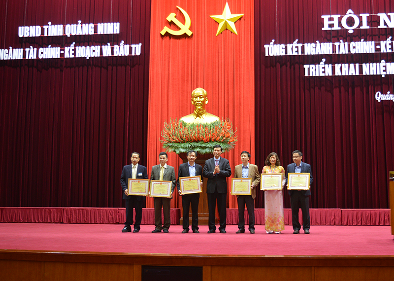 Đồng chí Nguyễn Đức Long,Chủ tịch UBND tỉnh trao tặng bằng khen cho các tập thể có thành tích xuất sắc 