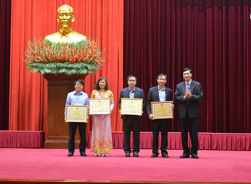 Đồng chí Nguyễn Đức Long,Chủ tịch UBND tỉnh trao tặng danh hiệu tập thể lao động xuất sắc