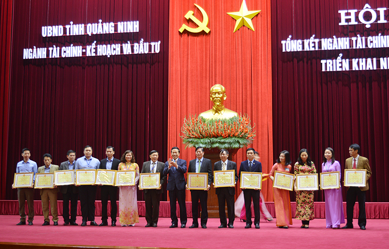 Đồng chí Nguyễn Văn Thành, Phó Chủ tịch UBND tỉnh trao tặng bằng khen cho các cá nhân có thành tích xuất sắc