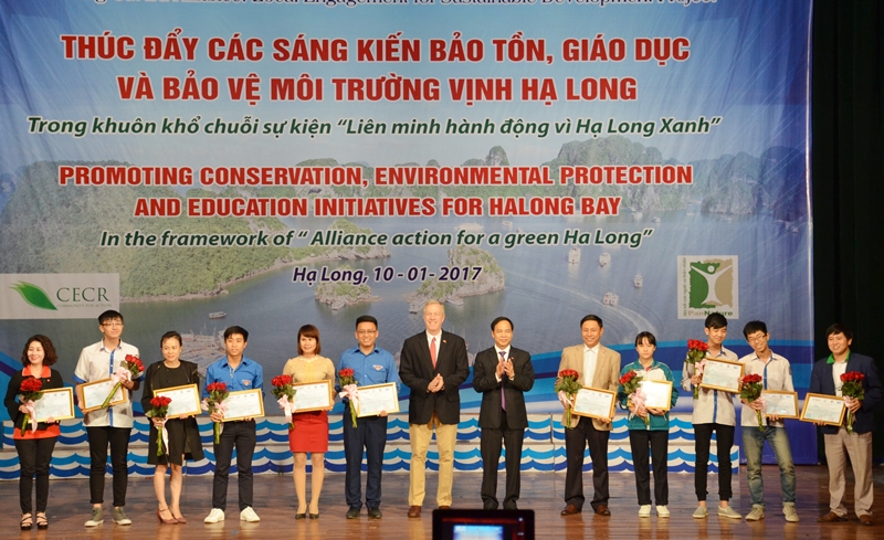 Nhân dịp này, đồng chí Đặng Huy Hậu, Phó Chủ tịch Thường trực UBND tỉnh và ngài Ted Osius, đại sứ Hoa Kỳ tại Việt Nam đã trao chứng nhận cho 12 sáng kiến điển hình, mang tính ứng dụng cao trong bảo vệ môi trường; 