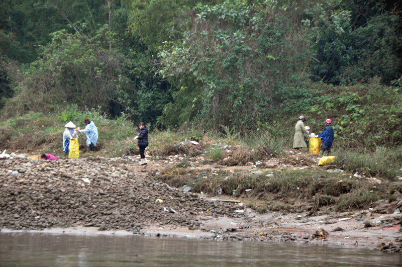 Người dân thu gom rác thải dọc hai bên bờ sông Ka Long và khu vực công viên cây xanh phường Hòa Lạc