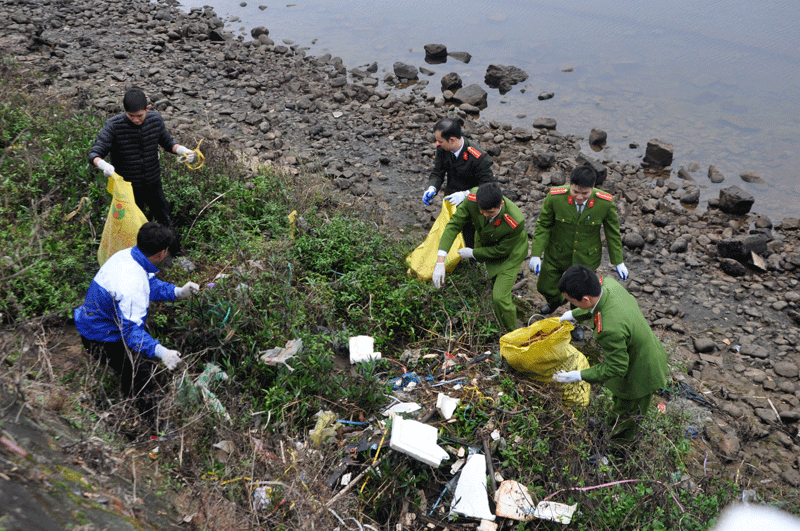 Đoàn thanh niên các cơ quan, hội viên các đoàn thể Khối MTTQ và các đoàn thể chính trị- xã hội thành phố Móng Cái thu gom rác thải bên bờ sông Ka Long