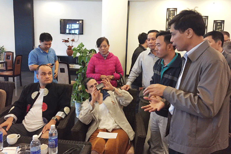 Đồng chí Vũ Văn Diện, Phó Chủ tịch UBND tỉnh thăm hỏi, động viên các du khách.