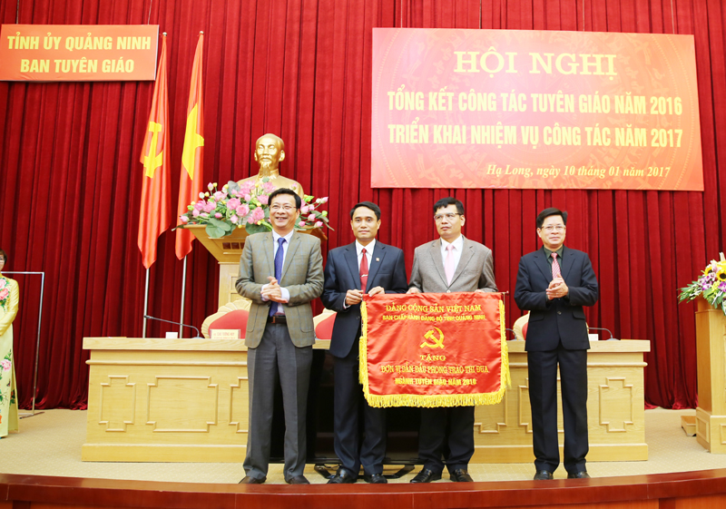 Đồng chí Bí thư Tỉnh ủy trao cờ đơn vị dẫn đầu thi đua công tác tuyên giáo năm 2016 cho Ban Tuyên giáo Thành ủy Cẩm Phả.