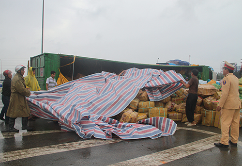 Người dân lấy bạt che lên các thùng giấy đựng dừa khi trời đổ mưa.