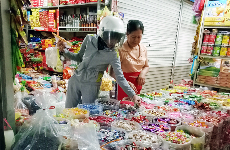 Người dân chọn mua bánh kẹo tại chợ Hạ Long II (TP Hạ Long).