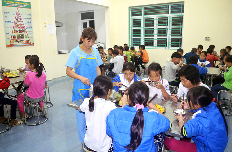 Bữa cơm chiều của các học sinh bán trú Trường Tiểu học Vô Ngại (Bình Liêu).