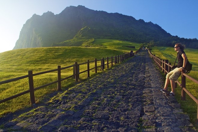 Jeju là đảo núi lửa của Hàn Quốc, nằm cách đất liền khoảng 120 km và là một trong những điểm tham quan đông khách nhất xứ kim chi. Điều đặc biệt là du khách quốc tế tới khám phá hòn đảo xinh đẹp mà không cần phải xin visa. Ảnh: Cheapvacationholiday.