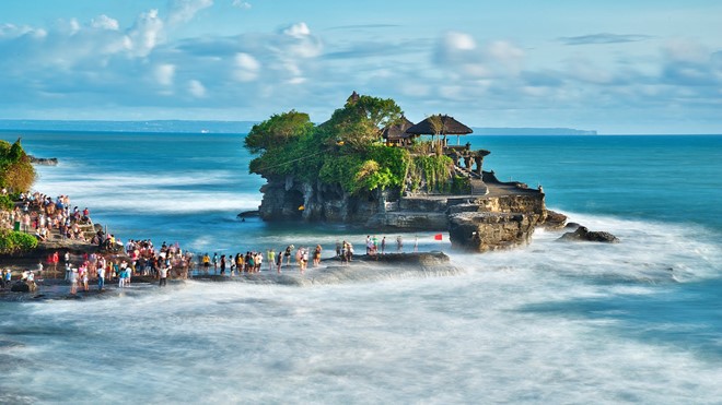 Đến Bali, bạn có thể ghé thăm những địa điểm nổi tiếng như đền Tirta Empul, đền Tirta Empul, đền Uluwatu, núi lửa Batur... Ảnh: Newsky24.