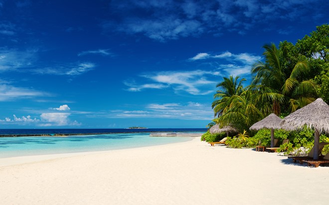 Đến Maldives, bạn sẽ có cảm giác bình yên đến lạ thường với biển xanh, cát trắng, nắng vàng, cảnh sắc thiên nhiên đẹp như tranh vẽ, khí hậu ôn hòa.