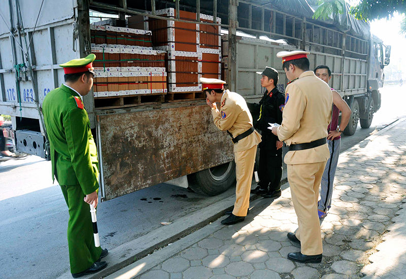 Lực lượng CSGT Công an tỉnh kiểm tra phương tiện tham gia giao thông trên địa bàn, nhằm ngăn chặn các hành vi buôn lậu dịp cuối năm.