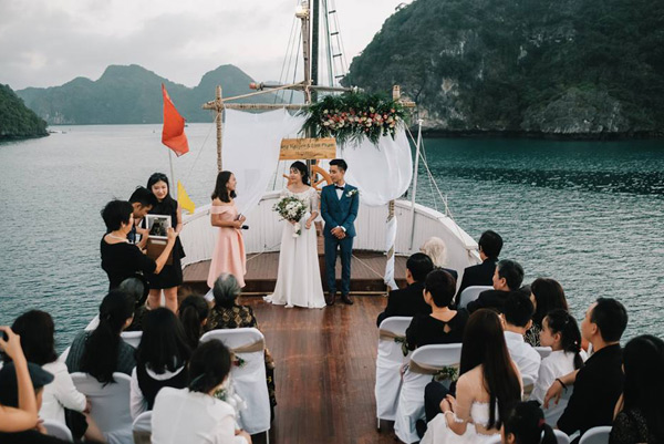 Lễ đính hôn của cặp đôi được tổ chức tại 1 du thuyền trên vịnh Hạ Long (Quảng Ninh). Ý tưởng về lễ đính hôn trên du thuyền do chính cặp đôi tự nghĩ ra. Họ thống nhất chỉ mời một lượng khách nhỏ, khoảng 37 người thân thiết. Trong đó có 15 người nhà trai và 15 người nhà gái cùng một số bạn bè của cô dâu, chú rể.