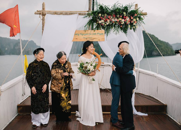 Lễ đính hôn trên du thuyền giữa vịnh Hạ Long lãng mạn, nhỏ xinh và ấm cúng.