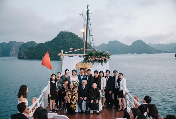Lễ đính hôn trên du thuyền giữa vịnh Hạ Long của Nguyễn Quang và Linh Phạm đã khiến nhiều người vô cùng thích thú.