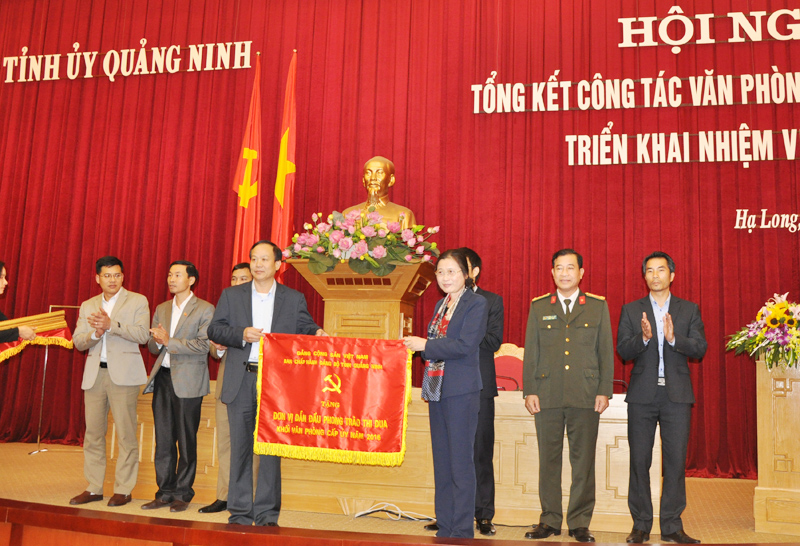 Đồng chí Phó Bí thư Thường trực Tỉnh ủy trao cờ đơn vị dẫn đầu thi đua cho Văn Phòng Thành ủy Cẩm Phả.