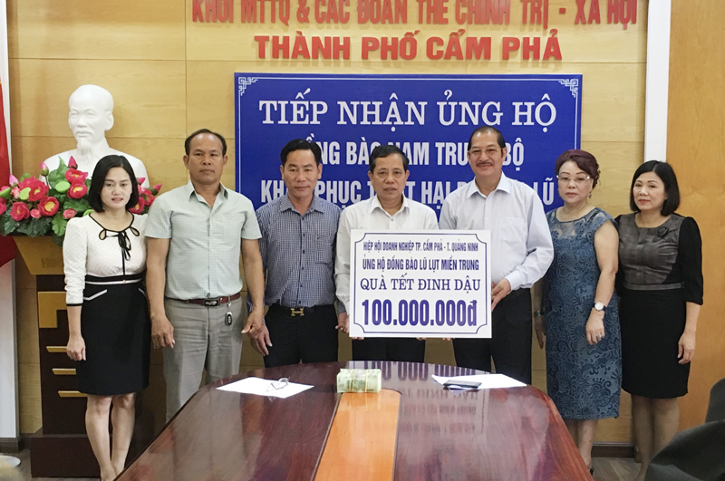 Hiệp hội Doanh nghiệp TP Cẩm Phả ủng hộ đồng bào lũ lụt miền Trung