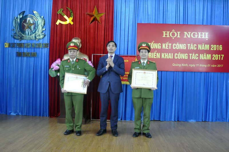 Đồng chí Vũ Văn Diện, Phó Chủ tịch UBND tỉnh, Trưởng Ban chỉ đạo PCCC và CNCH tỉnh tặng bằng khen của UBND tỉnh cho 2 tập thể.