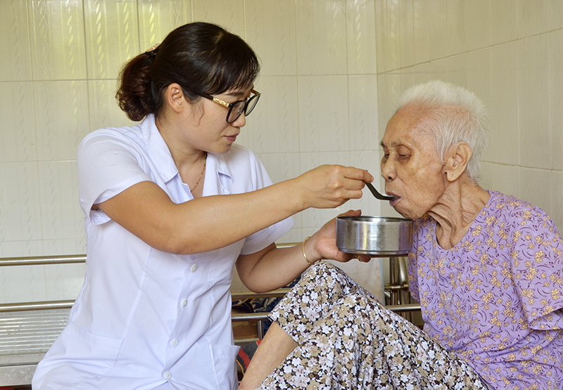 Chăm sóc bữa ăn cho người già yếu tại Trung tâm Bảo trợ xã hội tỉnh.