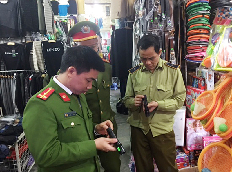 Đội QLTT số 7 phối hợp với Đội Cảnh sát kinh tế và ma túy (Công an TX Đông Triều) kiểm tra một cửa hàng kinh doanh đồ điện gia dụng tại chợ Mạo Khê.