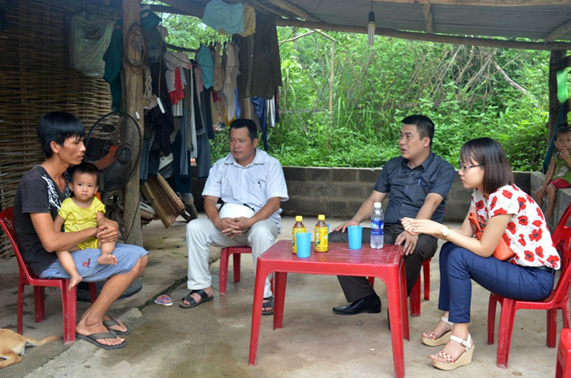 Cán bộ Sở Tư pháp thực hiện trợ giúp pháp lý cho người dân tại thôn Khe Lò, xã Thanh Sơn, huyện Ba Chẽ. 