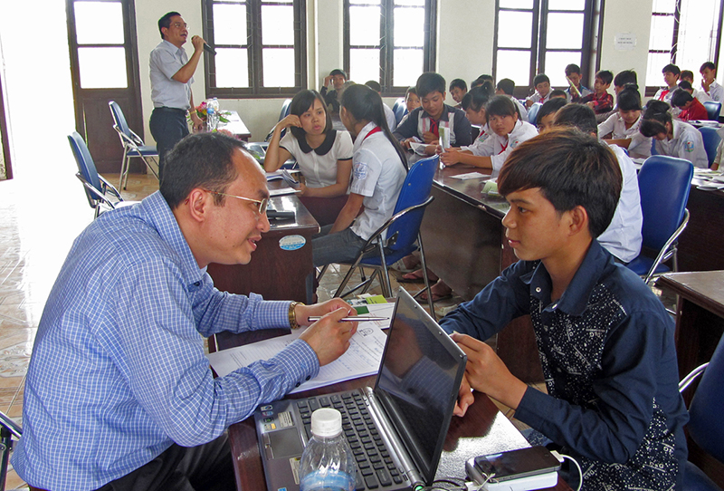Cộng tác viên TGPL tư vấn pháp lý cho học sinh tại các trường học trên địa bàn TP Cẩm Phả. (Ảnh do Trung tâm TGPL Nhà nước tỉnh cung cấp)