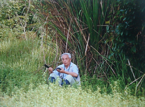 GS Võ Quý ngồi trong rừng ghi âm tiếng chim.
