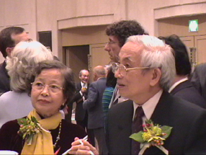 GS Võ Quý và vợ tại lễ trao giải thưởng Hành tinh xanh ở Nhật Bản năm 2003.