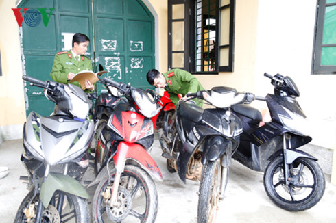 Công an huyện Cẩm Xuyên thu giữ xe máy tang vật.