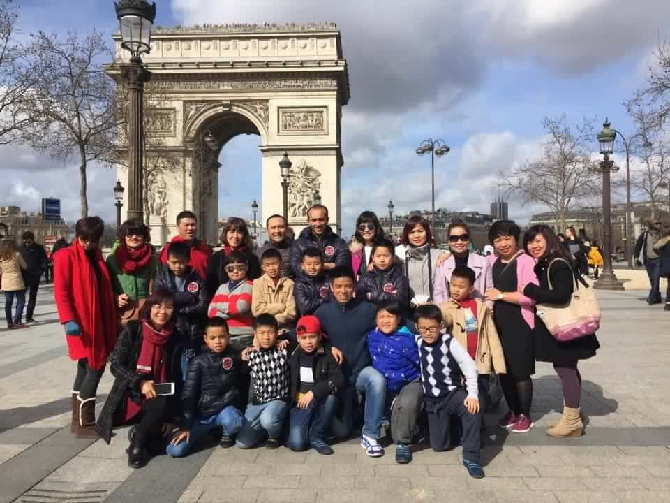 Một đoàn khách Việt Nam tại Thủ đô Paris, Pháp. Ảnh: VGP/Nhật Nam