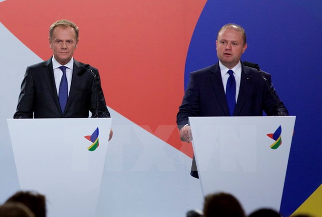 Chủ tịch Hội đồng châu Âu Donald Tusk (phải) và Thủ tướng Malta Joseph Muscat. (Nguồn: THX/TTXVN)