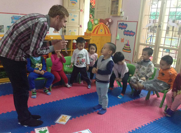 Một giờ tiếng Anh của trẻ em có giáo viên người nước ngoài đứng lớp.