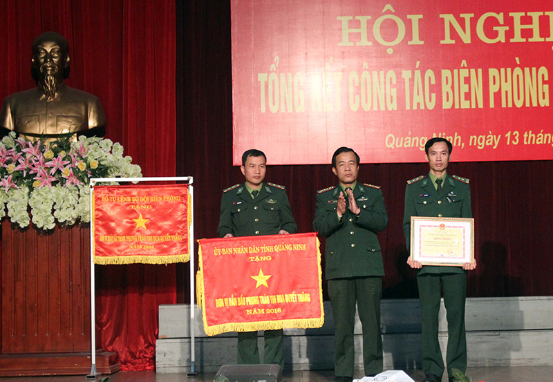 Thừa uỷ quyền của Chủ tịch UBND tỉnh, Đại tá Lê Đức Thái,  Chỉ huy trưởng BĐBP tỉnh trao cờ và bằng khen cho các tập thể.  