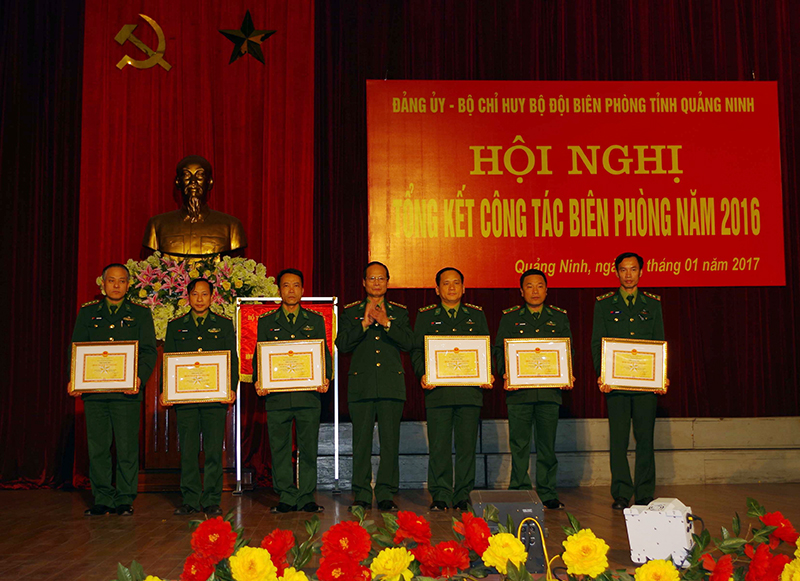 Đại tá Vũ Đức Tạo Chính uỷ BĐBP tỉnh trao tặng danh hiệu quyết  thắng cho các tập thể.  